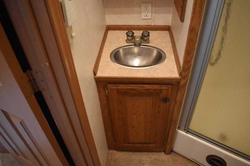 2007 Used 4 Horse Trailers for Sale - American Spirit 8410GLQ with 10' Short Wall - $21,800 - Image 28