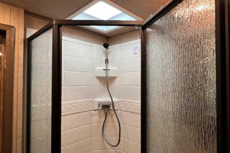 2024 Used Livestock Trailers - Lakota Charger LE81413SR with 13' Short Wall - $62,400 - Image 19