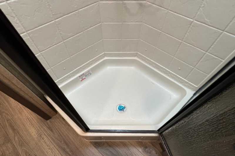 2024 Used Livestock Trailers - Lakota Charger LE81413SR with 13' Short Wall - $62,400 - Image 20