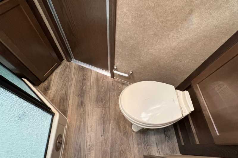 2024 Used Livestock Trailers - Lakota Charger LE81413SR with 13' Short Wall - $62,400 - Image 21