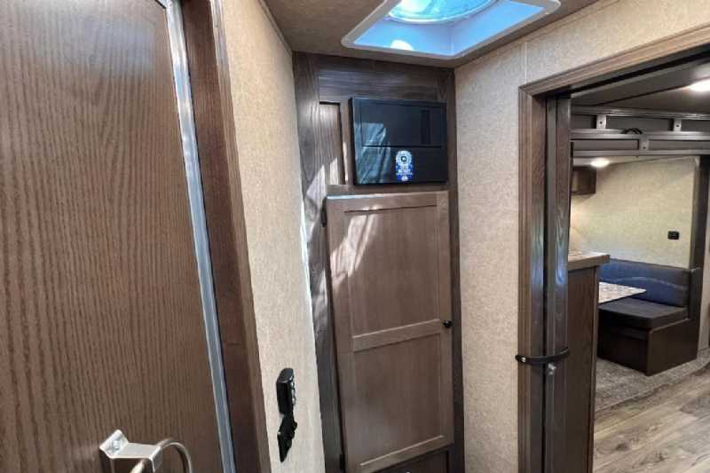 2024 Used Livestock Trailers - Lakota Charger LE81413SR with 13' Short Wall - $62,400 - Image 22