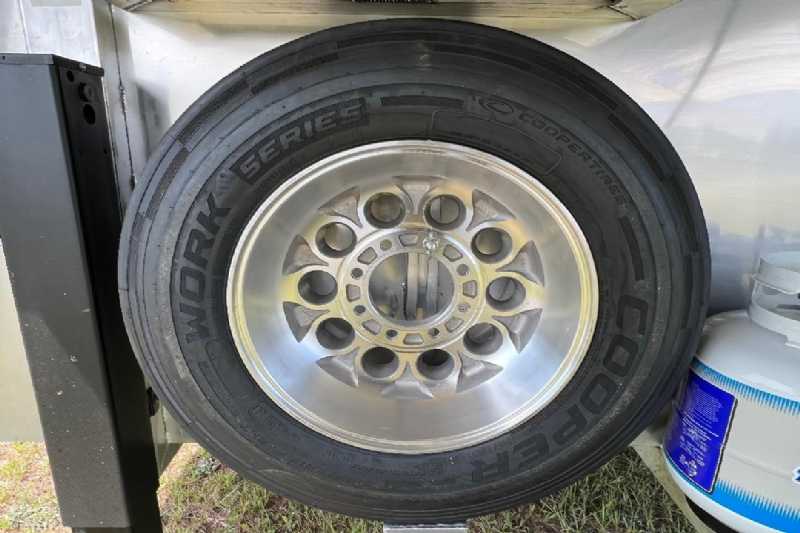 2024 Used Livestock Trailers - Lakota Charger LE81413SR with 13' Short Wall - $62,400 - Image 31